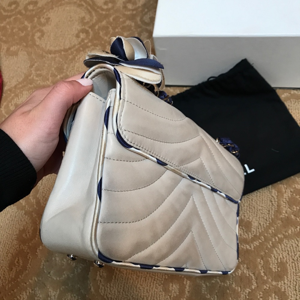 Chanel beige/grey classic quilted bag with flower - Picture 6 of 12